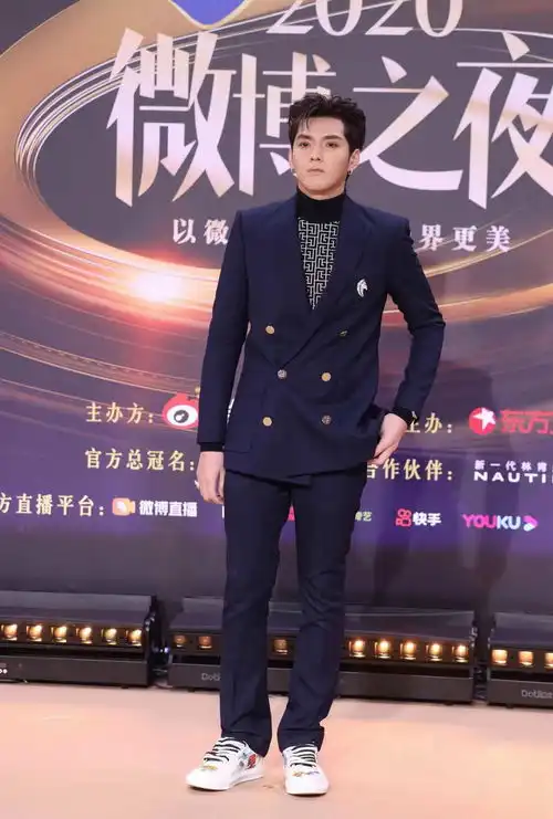 组图2020新浪微博之夜吴亦凡蔡徐坤肖战王一博等众男星比帅
