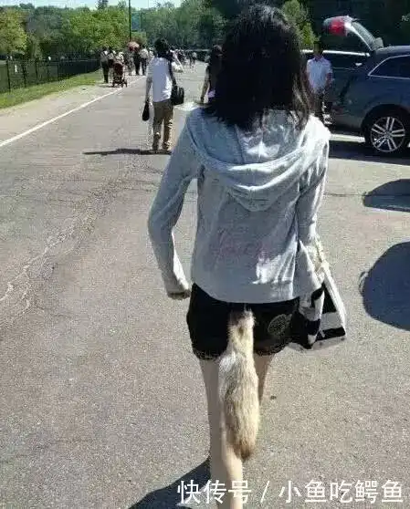 搞笑gif图姑娘们快下车,拖拉机快承受不了你们这么多人的重量了
