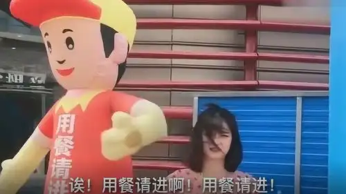 爆笑美女你是有多么饿啊,没看人不欢迎么,咋还在这站着呢
