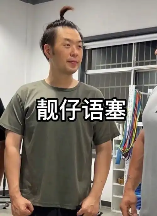 杜海涛回应减肥后秃头头顶小辫展示发量超自信
