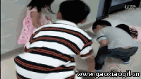gif搞笑动图这年头的小孩子,长大后必定能成为人才
