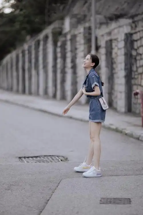 送别赌王后何超莲携男友现身超甜蜜穿针织衫气质非凡稳赢奚梦瑶
