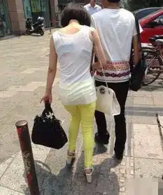 搞笑图片搞笑段子看到这个妹子,你还敢让老婆夏天穿白衬衫吗
