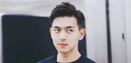 杨天真亮相青春有你2,揭露李现的生活状况,小伙很忙
