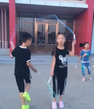 搞笑gif趣图老婆喝多了,儿子又开始调皮了
