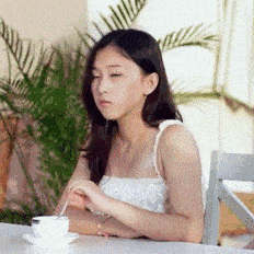 搞笑gif趣图姑娘,你穿成这样我没心思和你打篮球啊
