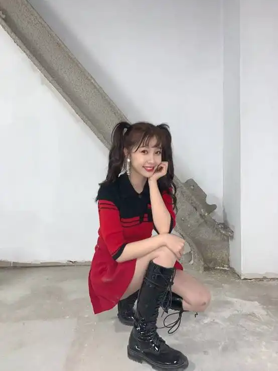 虞书欣篮球宝贝穿搭真精致搭配双马尾造型,真是少女感满满
