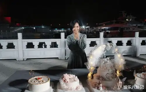 紫霞仙子朱茵生日,剧组给她庆生送惊喜,高清照哪像49岁
