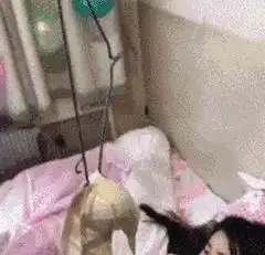 爆笑gif妹子,你下次发疯记得找没人的地方,被人看见尴尬死了
