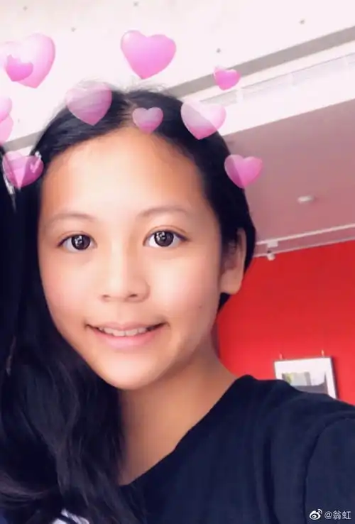 组图翁虹13岁女儿近照曝光大眼睛高鼻梁遗传妈妈美颜
