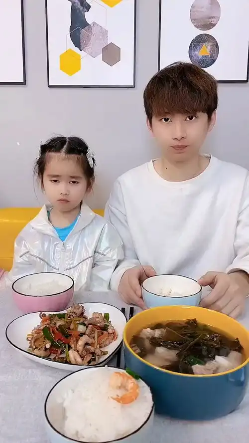果然是你爸爸的小棉袄,为了不喝西北风我就勉强道歉一回萌娃搞笑

