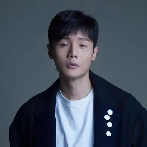 李荣浩追剧吐槽吻戏都闭眼睛遭粉丝搞笑回怼
