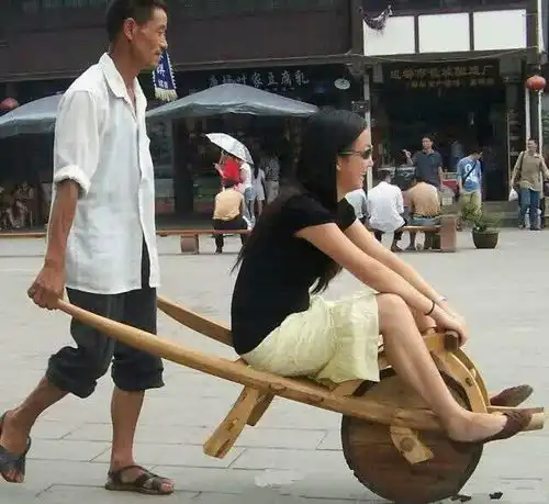 搞笑图片妹子第一次坐老汉的小推车,高兴坏了
