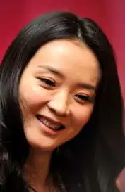 王艳穿热裤亮相秀美腿扮嫩脸上痘痘曝光
