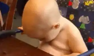 外国小宝宝肚子饿了看见肚子上的肉肉,结果发生了有趣一幕

