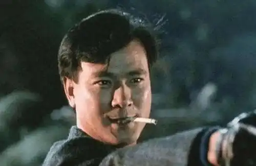 曾与周润发被称为双雄,如今坐路边抽烟老到不敢认
