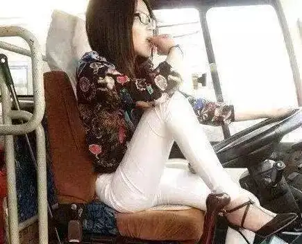 搞笑gif高跟鞋嗑瓜子,典型的马路杀手
