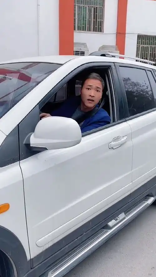今天带你们看下,内八字的车是什么样的搞笑
