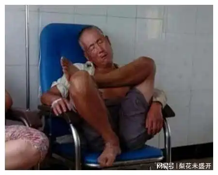 搞笑趣图地铁上一对情侣在秀恩爱,男的让女孩听自己的心跳
