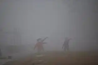 北京小区居民在雾霾中晨练
