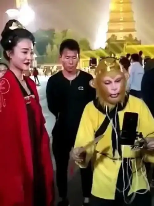 雁塔角下大唐不夜城偶遇齐天大圣大唐不夜城大雁塔
