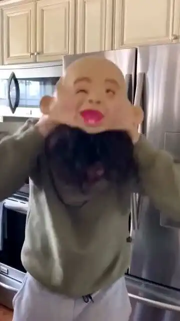 恶搞美女,美女反应也太搞笑了
