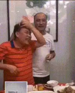 搞笑gif看旁边哥们的眼神,羡慕死了
