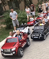 搞笑gif段子总是认为自己有头发的男人
