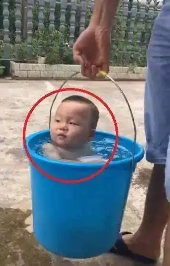 搞笑图片段子小时候我爸来幼儿园接我

