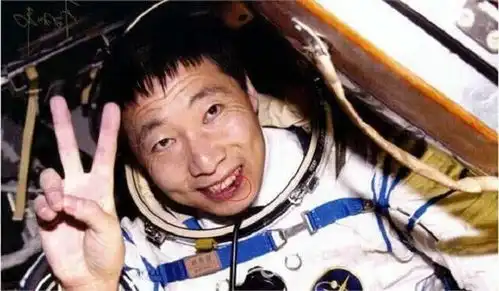 杨利伟上太空时为什么要带枪并非防外星人,苏联的教训太深刻
