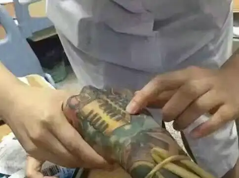 搞笑gif大爷,赶紧回家吧,要不然等下大妈过来不会放过你的

