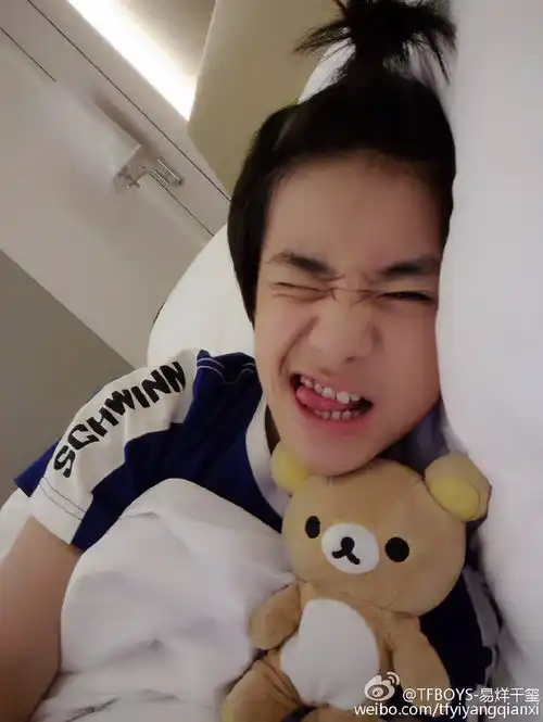 易烊千玺jacksonyee图片
