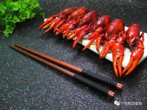 吃完让你狂嘬手指的浓香酱汁小龙虾

