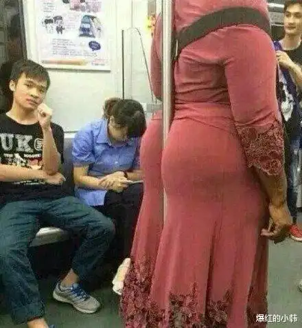 怪不得大妈不用手去抓杆子,原来是深藏不露啊哈哈哈哈
