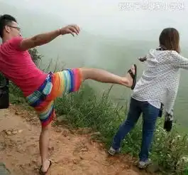 爆笑gif哥们,你敢踢这一脚,我敢保证你又回到单身了
