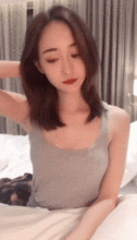 搞笑gif趣图妹子这小虎牙真好看

