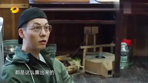 看到挂在顶上的腊肉,陈伟霆惊呼这也太黑了吧,好搞笑
