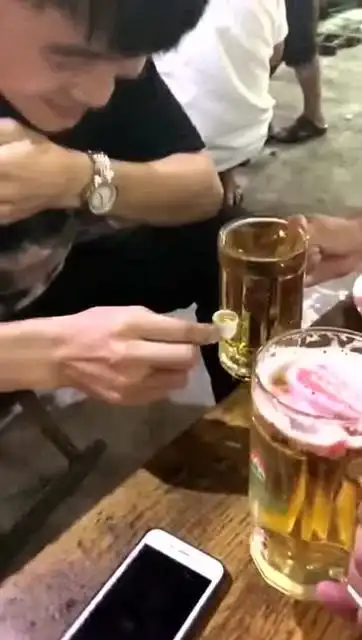 小伙,你不是来喝酒的,是来搞笑的吧

