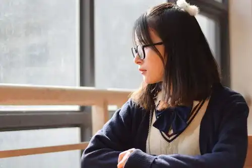 班主任总结早恋的孩子,一般喜欢买这4样东西,父母要留心
