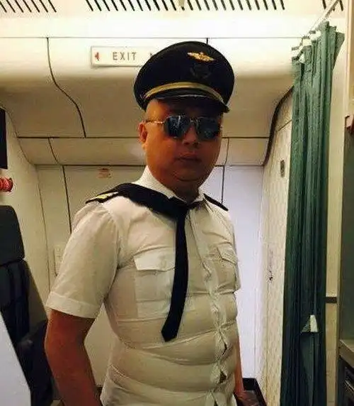 幽默搞笑哥们,你这衣服怎么这么潮啊,限量版吗
