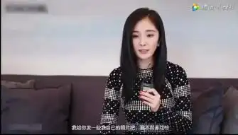 杨幂跟迪丽热巴开玩笑热巴要给大幂幂发自己照片,幂你走开吧
