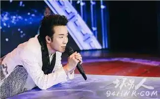 李玉刚照顾重病父亲照片曝光百善孝为先须经常关心家人
