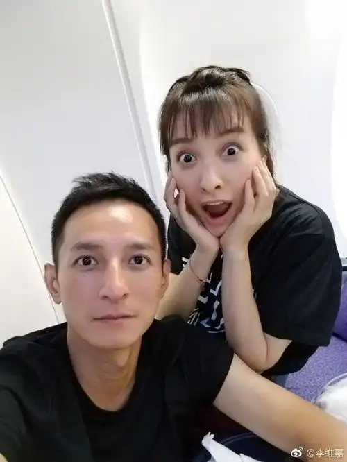 组图李维嘉吴昕航班延误自拍解闷两人表情搞怪五官很像
