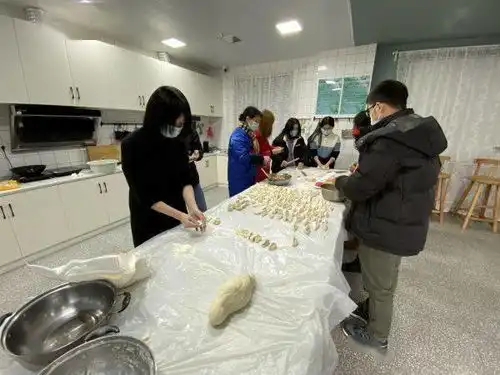 这是我过得最有趣的一次春节,人才公寓里留汉大学生们热闹过大年
