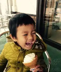 邓超秀恩爱晒全家吃冰淇淋的搞怪照片
