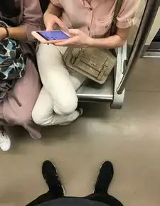 搞笑图片笑话段子只顾得玩手机,一不小心撞到玻璃门上了
