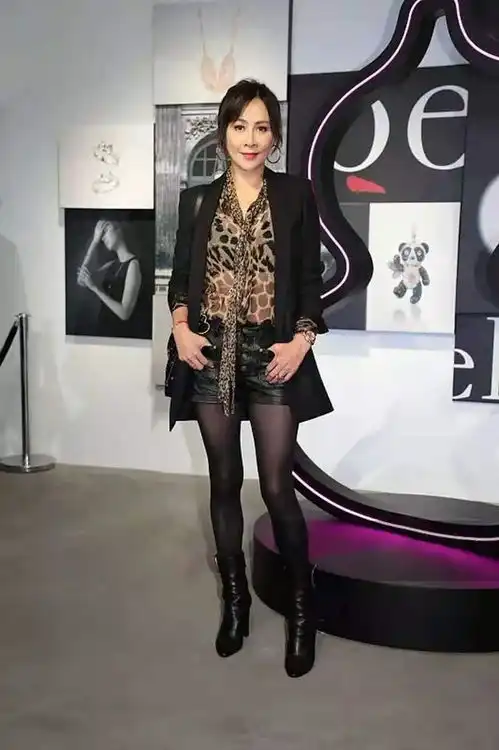 刘嘉玲真厉害,穿豹纹衬衫混搭皮裤黑丝袜,比年轻人还敢穿

