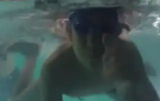 王源晒游泳照,穿一条泳裤秀八块腹肌,看到最后一张照片全网哭了
