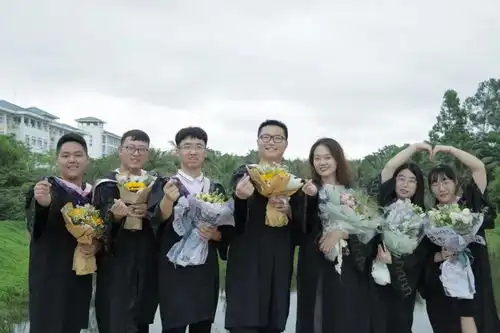 明天毕业典礼,我们不说再见
