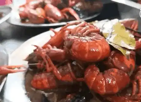 想吃武汉一高校食堂小龙虾亏本卖15元食堂大叔为了涨涨人气
